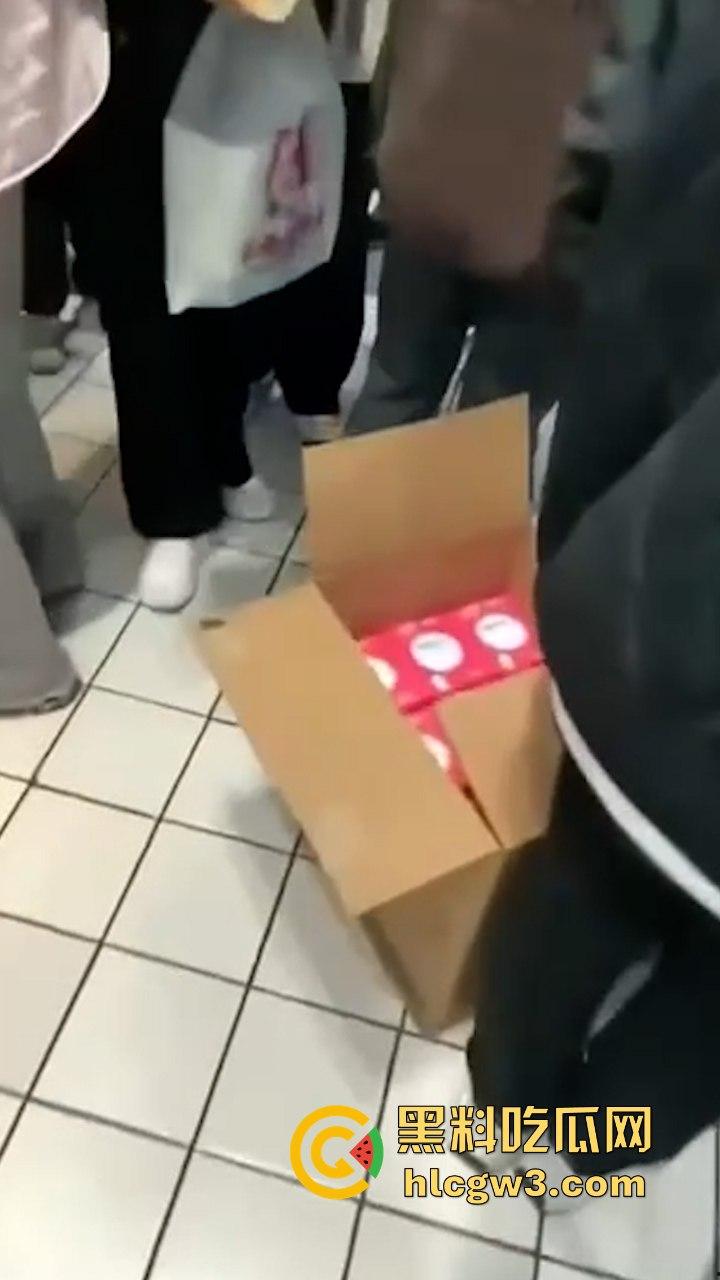 卫生巾集体塌房!女网友:怀疑过内裤和男人,唯独没怀疑过卫生巾-2