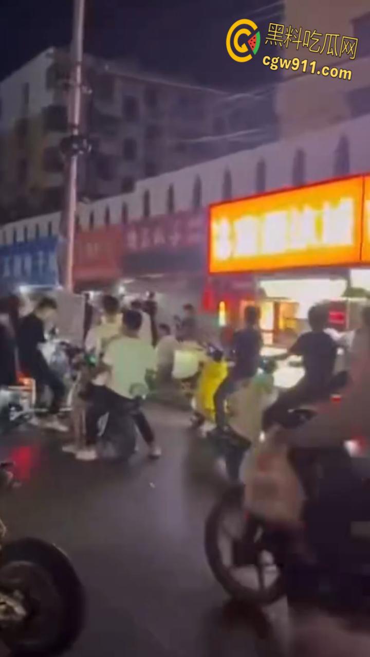 山东枣庄夜晚街头，惊现黑社会大规模械斗，多人持刀互砍死伤惨重，现场视频流出画面骇人！-2