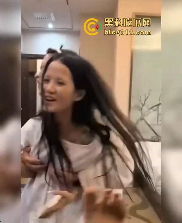 快手精神小网红【发财树】漏奶视频曝光,玩到疯癫自信漏奶,你别说奶子还挺挺的!-3