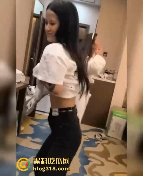 快手精神小网红【发财树】漏奶视频曝光,玩到疯癫自信漏奶,你别说奶子还挺挺的!-5