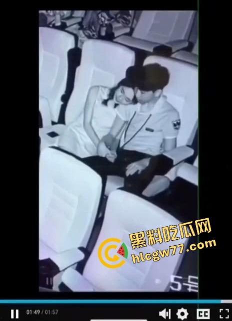 电影院当炮房?小情侣亲热全程被高清监控直播,年纪轻轻就直播开档,社会这课学得真扎实!-12