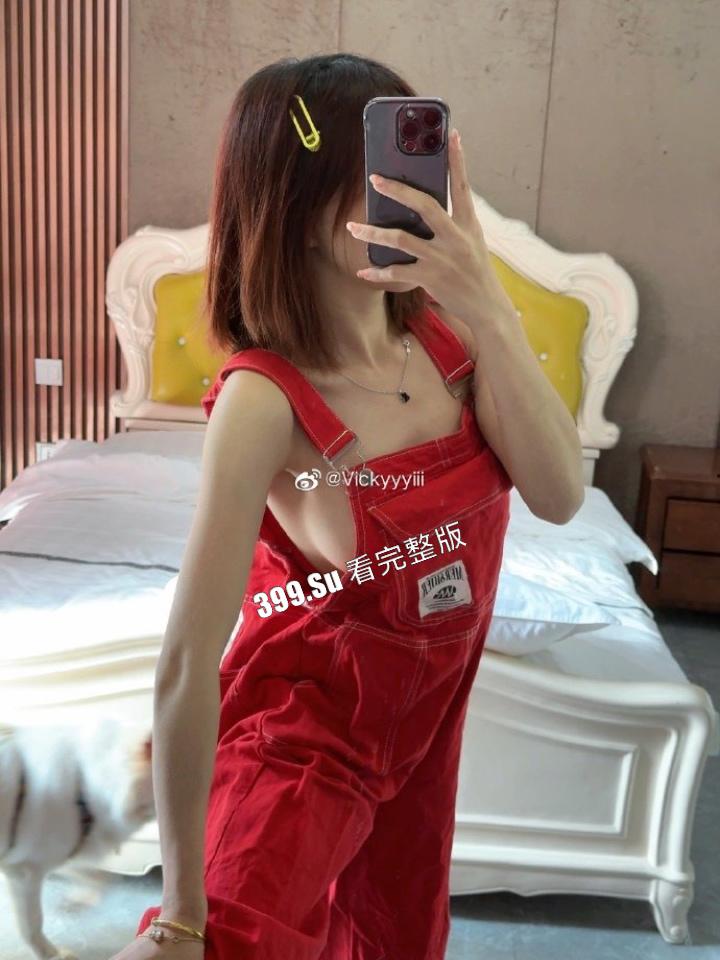 抖音200万粉 #VC #vickyyyii 舞蹈区搞笑博主的微密圈付费内容 没想到抖音里经常出现家人  也抵不住金钱的诱惑开始卖骚了-9