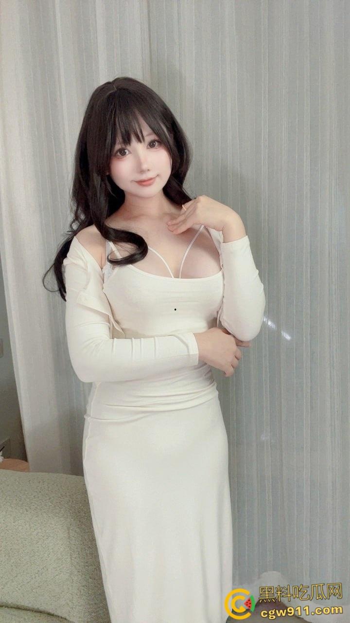 推特极品嫩妹【荒井喵喵】,甜美长相火辣身材,透明旗袍抖奶热舞, 吊带灰丝揉奶诱惑,这颜值和身材都够撸一发了!-2