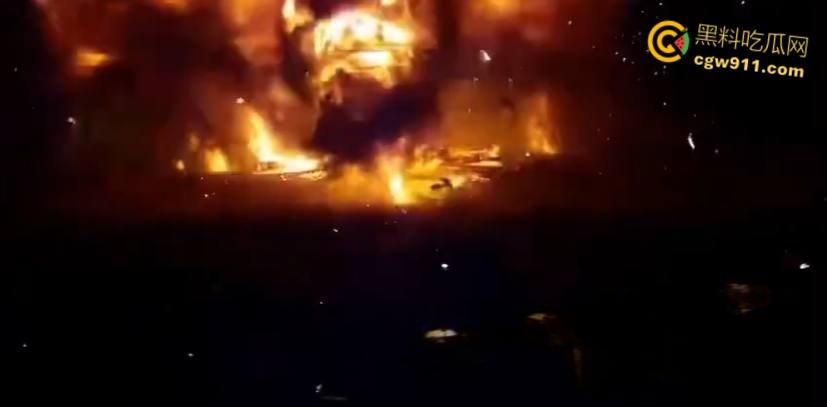 厄瓜多尔瓜亚基尔监狱,外主干道汽车炸弹袭击,逃窜男子撞墙引爆火球冲天,围墙摧毁碎片四溅 !-6