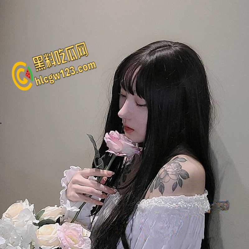 推特大奶女神【小淘气】，高颜值露脸口爆性爱自拍，对着嫩穴就是疯狂输出！-1