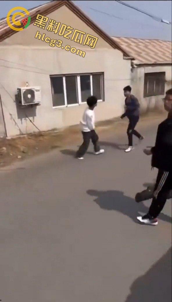 勇敢的小伙，这才是面对校园霸凌的正确方式，就是反击回去！-1