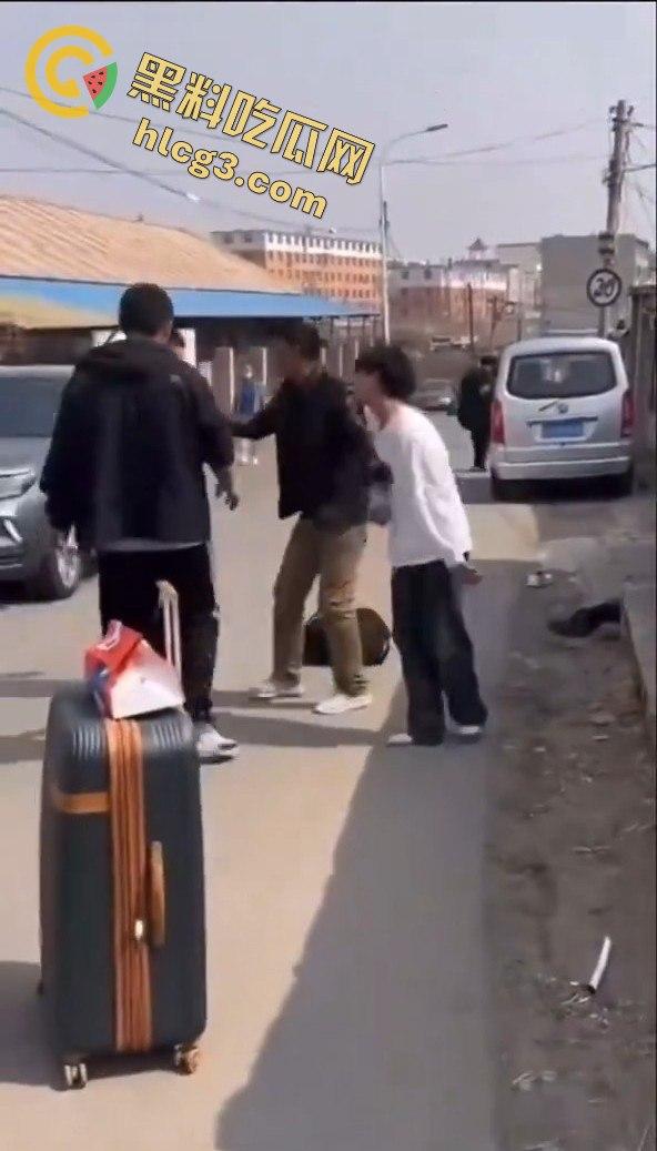 勇敢的小伙，这才是面对校园霸凌的正确方式，就是反击回去！-2