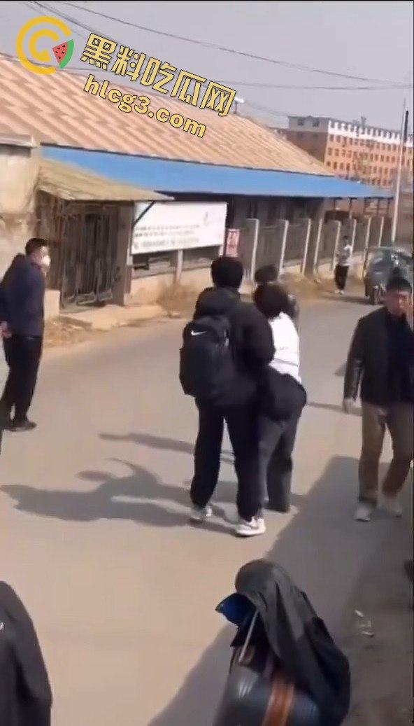 勇敢的小伙，这才是面对校园霸凌的正确方式，就是反击回去！-5