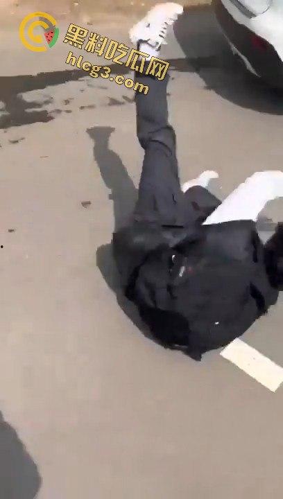 勇敢的小伙，这才是面对校园霸凌的正确方式，就是反击回去！-8