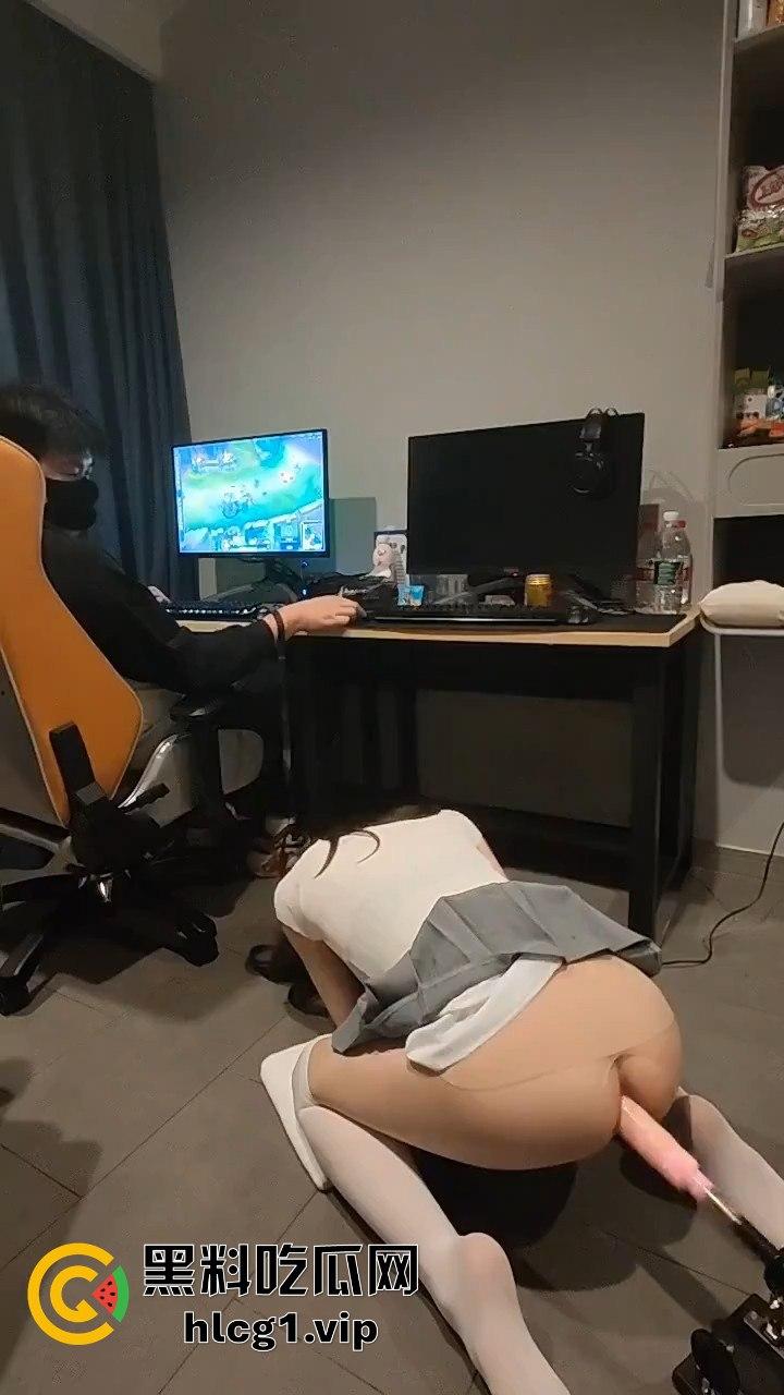 游戏不想被打扰?小哥用炮机哄女友,自顾自打游戏,真是高手!-2