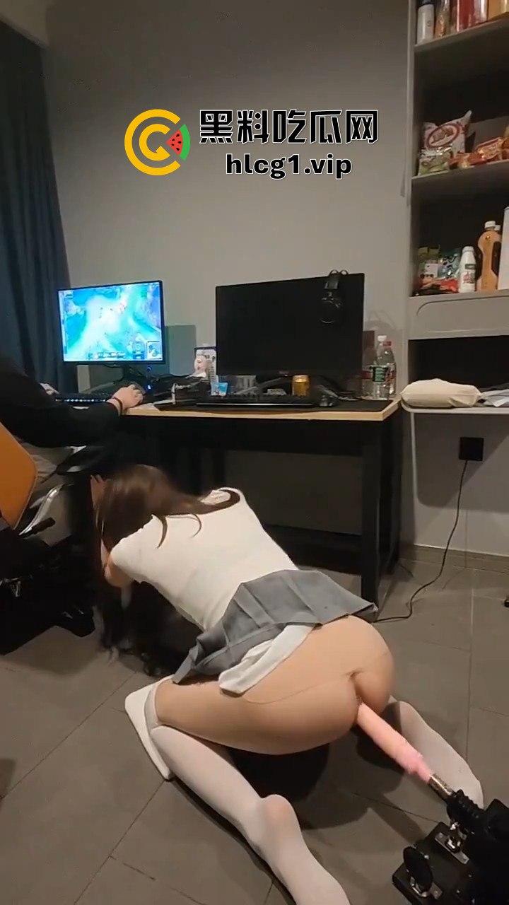 游戏不想被打扰?小哥用炮机哄女友,自顾自打游戏,真是高手!-5