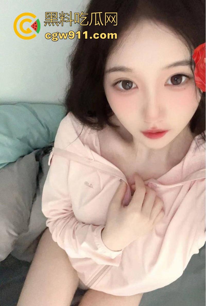 soul约炮极品反差少女【廖佩娜】肤白如雪极品颜值,白丝美腿玉足挑逗肉棒,露脸口交女上后入猛操!-1