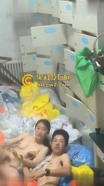 大连市第24中学两学生仓库做爱被偷拍!被同学抓拍两人尴尬瞬间,表情呆萌传遍全市,副校长也看了!-4