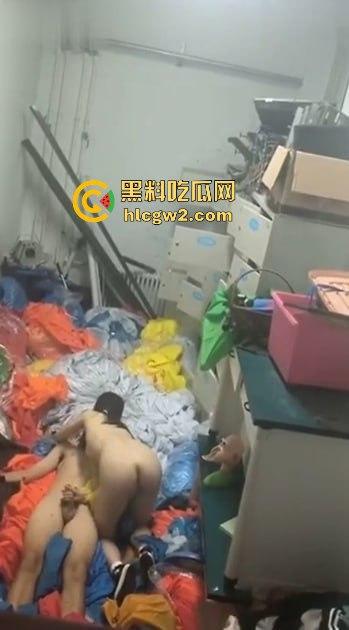 大连市第24中学两学生仓库做爱被偷拍!被同学抓拍两人尴尬瞬间,表情呆萌传遍全市,副校长也看了!-5