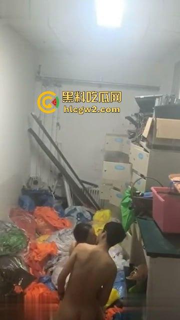 大连市第24中学两学生仓库做爱被偷拍!被同学抓拍两人尴尬瞬间,表情呆萌传遍全市,副校长也看了!-6