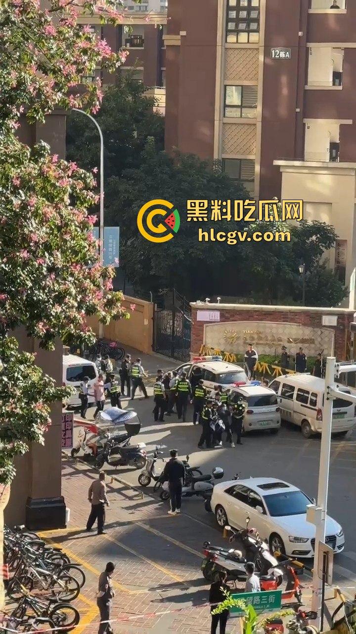 网传南宁学校学生组队跳楼解压，班长带头跳完摔惨了，后面人吓得立马收脚！-7