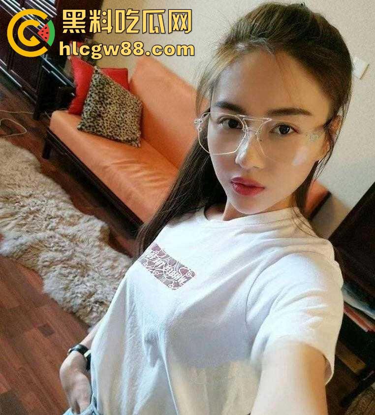 爱健身的眼镜妹在深圳某健身会所里大秀身材 边健身边自慰沉浸其中不顾旁人 也是个奇女子!-1