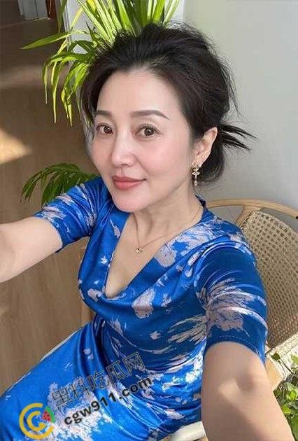 海角乱伦:母亲节用肉棒孝敬淫母,儿子精液狂喷脸上，大屌爆操淫荡骚穴，床下为母，床上为妻-1