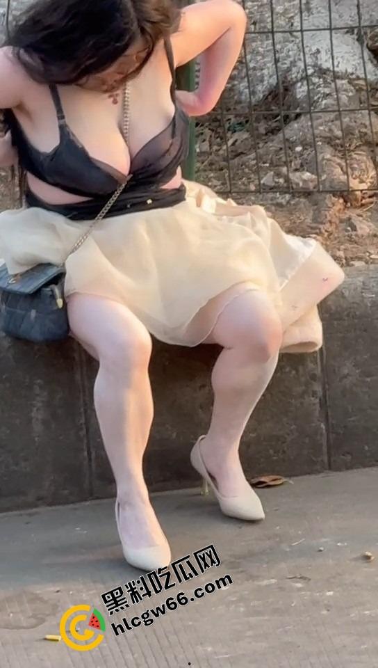 微胖美女整理奶罩全程高能!肉弹战车缓缓启动,这晃动幅度不是谁的内衣都扛得住的!-5