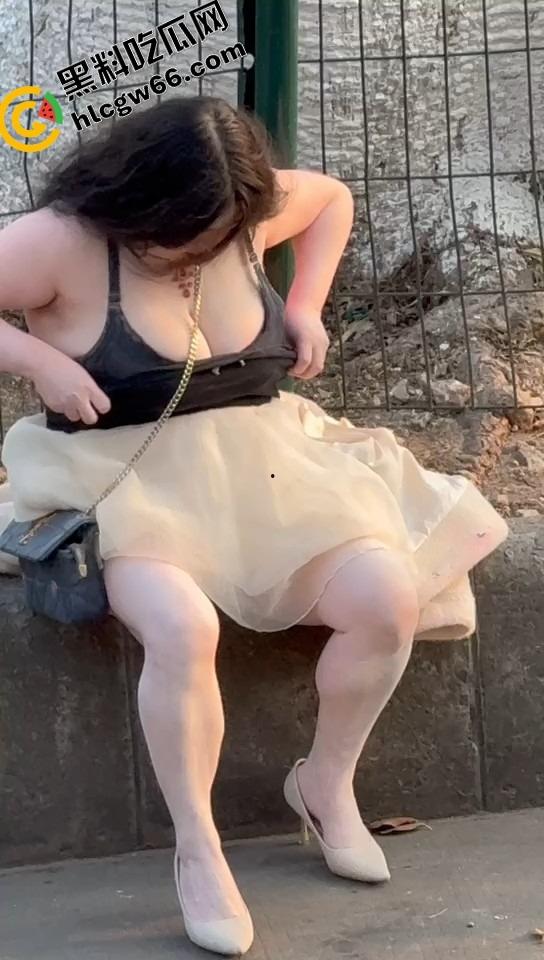 微胖美女整理奶罩全程高能!肉弹战车缓缓启动,这晃动幅度不是谁的内衣都扛得住的!-7