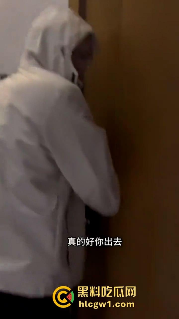 可怕！湖南长沙猥琐男闯入女生公寓偷窃衣物 妹子录视频机智报警抓人 这是真变态！-9