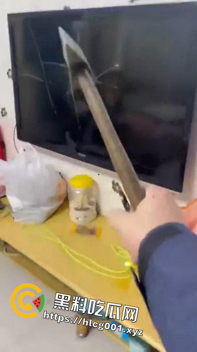 网传一男子因老婆长期不回家 给自己戴了绿帽 一时想不开在自己家中点火打砸导致火灾-3