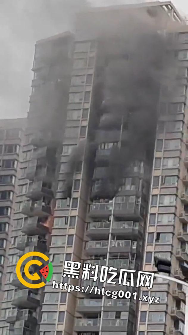 网传一男子因老婆长期不回家 给自己戴了绿帽 一时想不开在自己家中点火打砸导致火灾-5