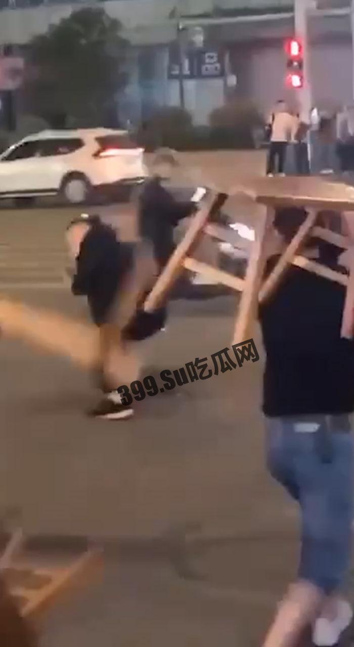 重庆 上热搜 重庆观音桥 男子持菜刀砍人致四名路人受伤-6