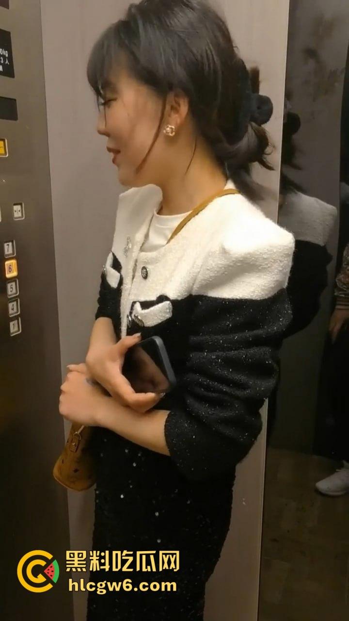 佛山端庄少妇『赵梅』跳蛋塞逼里还喊乖，撒尿洗礼跪舔伺候主人，COS蜘蛛侠爬地吃鸡巴，这年头少妇也爱被调教！-2