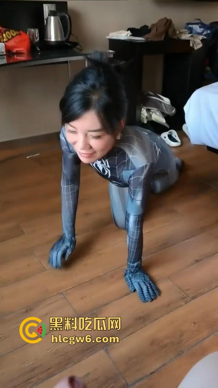 佛山端庄少妇『赵梅』跳蛋塞逼里还喊乖，撒尿洗礼跪舔伺候主人，COS蜘蛛侠爬地吃鸡巴，这年头少妇也爱被调教！-4