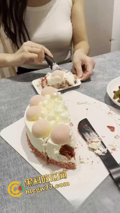 海角大神爆操少妇房东 房东大姐过生日 老公出差赶不回来 直接在婚床上把她操了!-9