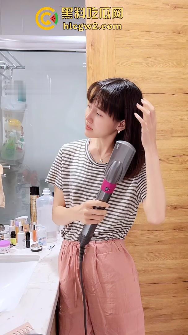 江西22岁平胸少女【纪婉柔】被调教成骚母狗 柔软小手龟头榨精 跪地舔得一脸期待 直接被射满嘴!-7