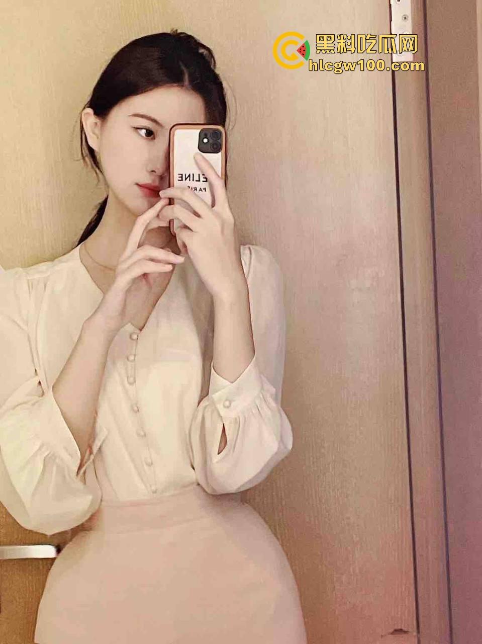 西安极品人妻【吴若曦】绿帽癖老公求单男3P,翘臀人妻百人斩目标,老婆被日老公撸到爽,骚到丧心病狂!-1