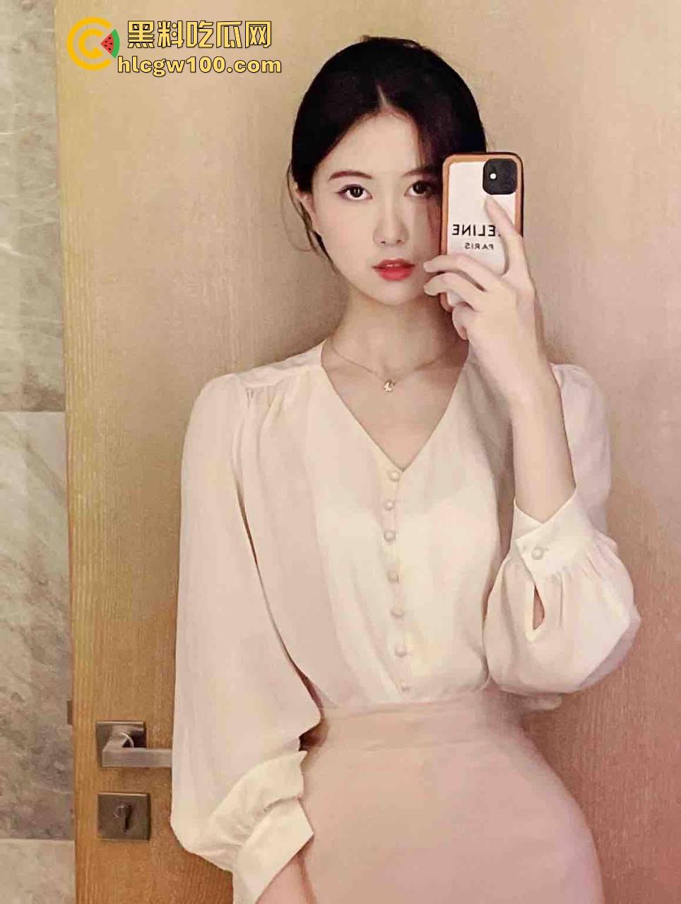 西安极品人妻【吴若曦】绿帽癖老公求单男3P,翘臀人妻百人斩目标,老婆被日老公撸到爽,骚到丧心病狂!-7