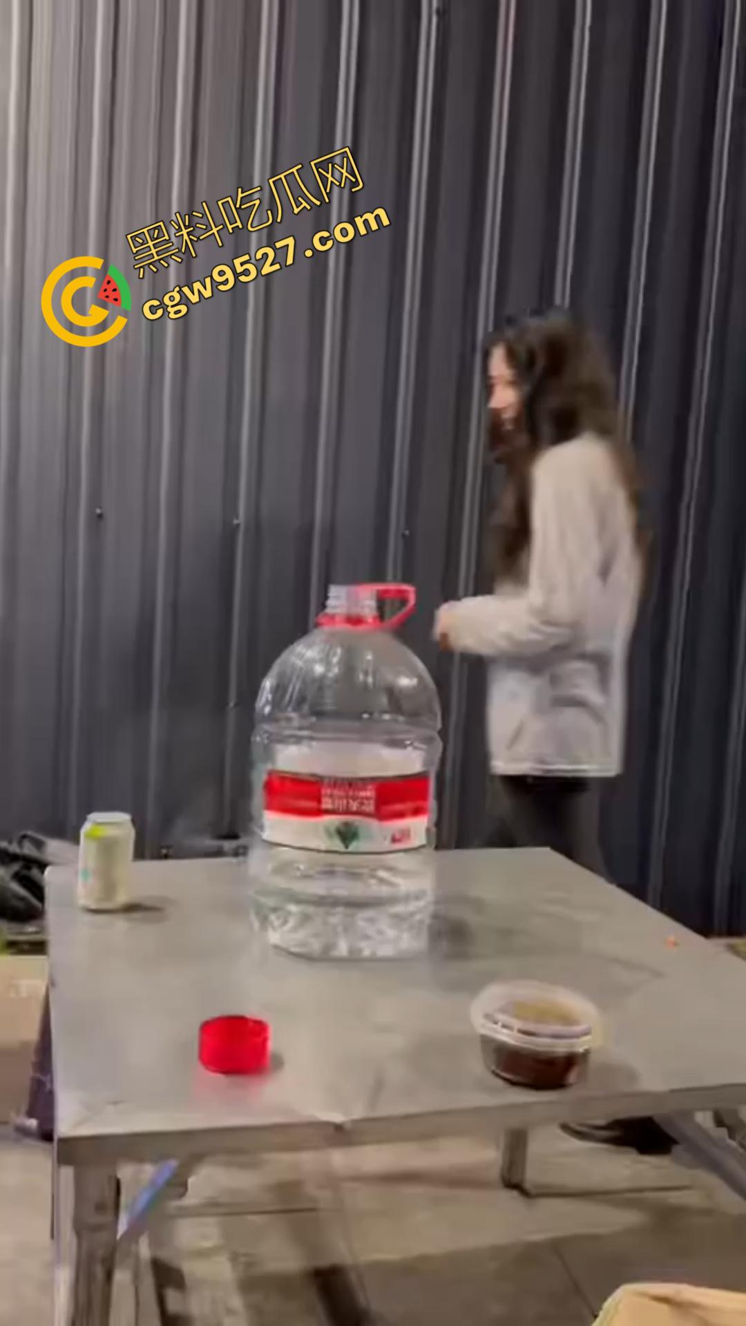 广州神秘女子街头持刀追赶小孩，目光疯狂行为诡异，一名疑似精神疾病患者引发恐慌被网友热议！-2