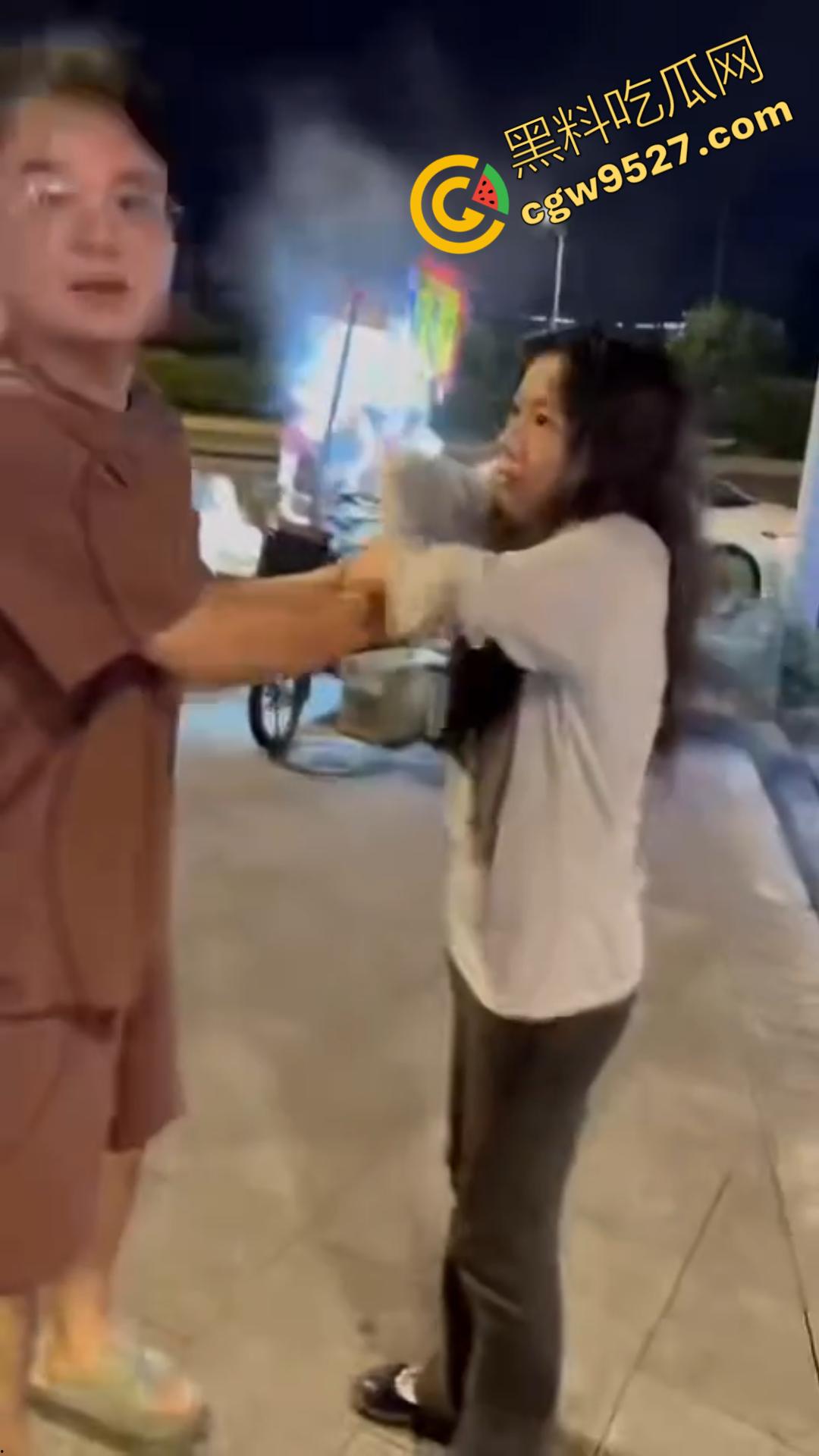 广州神秘女子街头持刀追赶小孩，目光疯狂行为诡异，一名疑似精神疾病患者引发恐慌被网友热议！-6