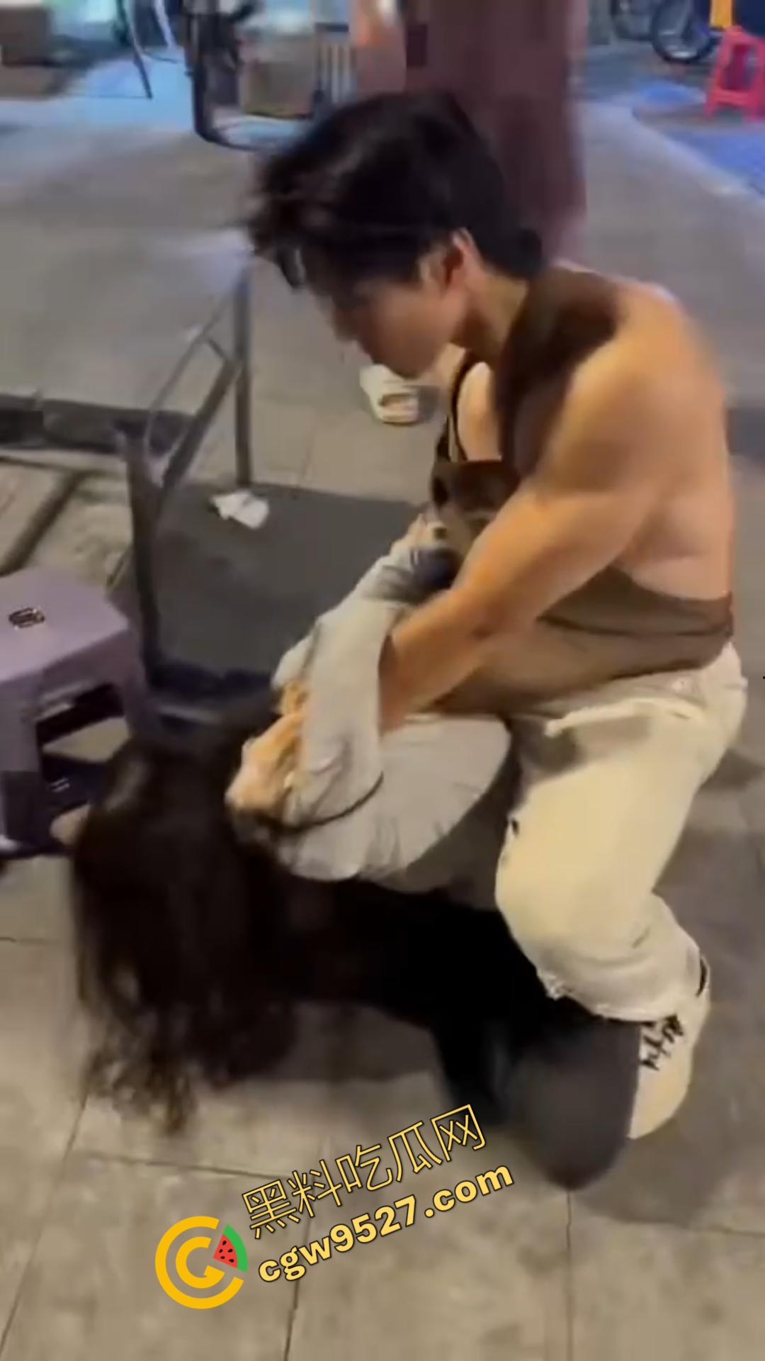 广州神秘女子街头持刀追赶小孩，目光疯狂行为诡异，一名疑似精神疾病患者引发恐慌被网友热议！-9