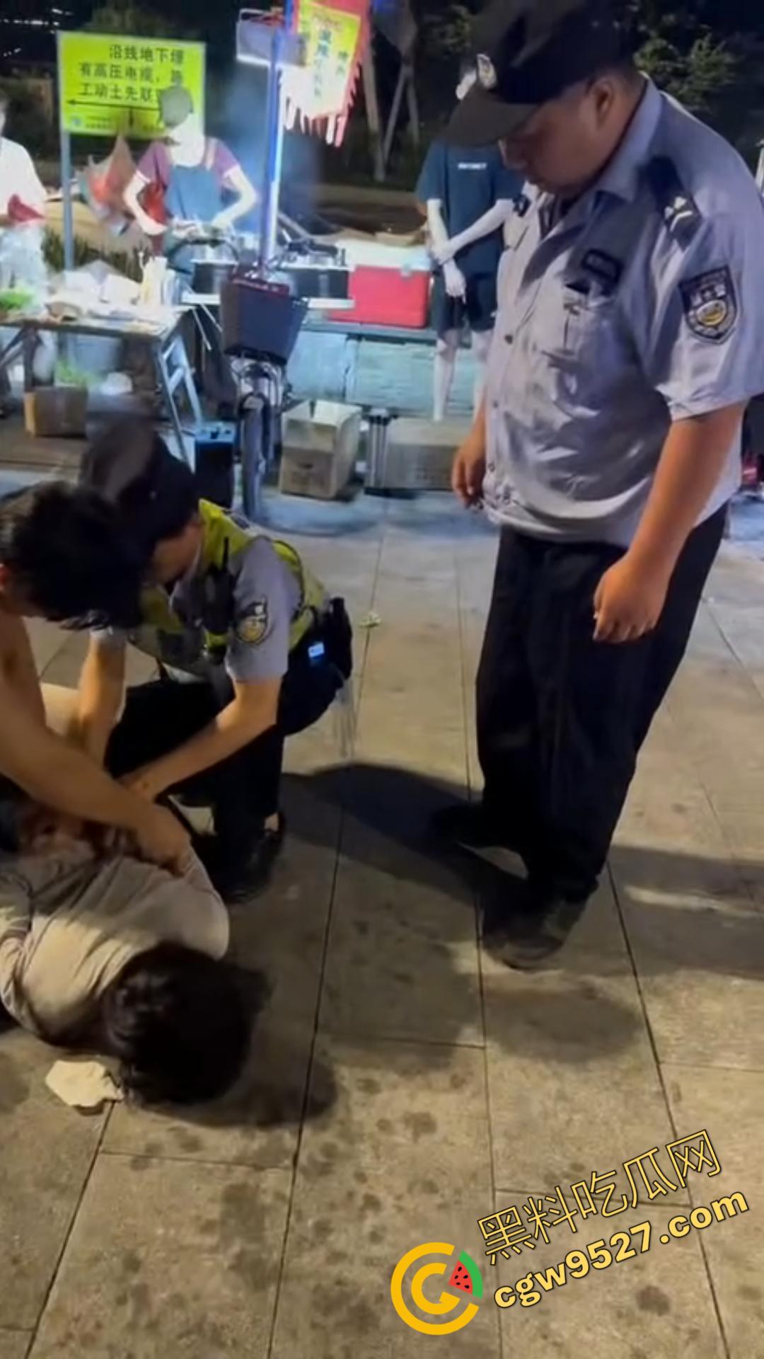 广州神秘女子街头持刀追赶小孩，目光疯狂行为诡异，一名疑似精神疾病患者引发恐慌被网友热议！-12