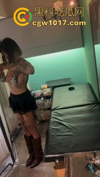 帮极品御姐穿个奶钉，穿完觉得手艺不错奖励纹身师骑乘一晚，全自动上位，果然搞这东西的都很反差很骚！-5