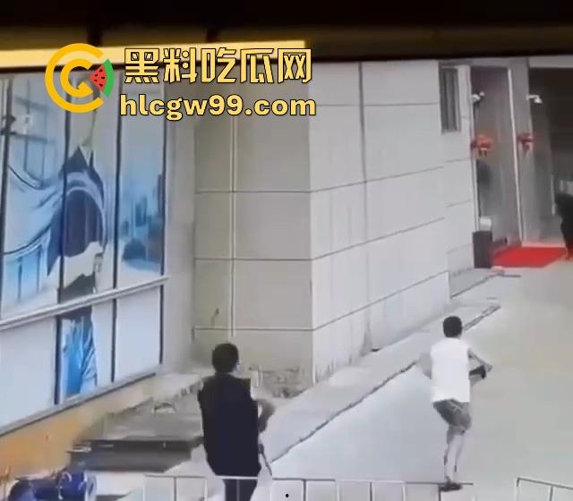 海外大事件！手枪威胁不管用，后面紧急调AK兄弟出来镇场面？柬埔寨还真乱，亡命之徒也真不怕死。-4