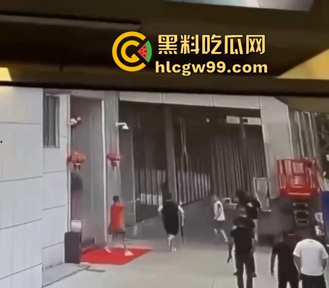 海外大事件！手枪威胁不管用，后面紧急调AK兄弟出来镇场面？柬埔寨还真乱，亡命之徒也真不怕死。-7