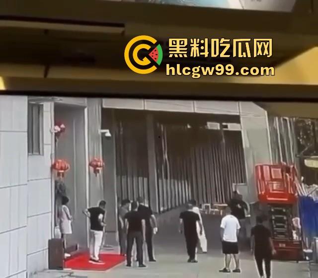 海外大事件！手枪威胁不管用，后面紧急调AK兄弟出来镇场面？柬埔寨还真乱，亡命之徒也真不怕死。-9