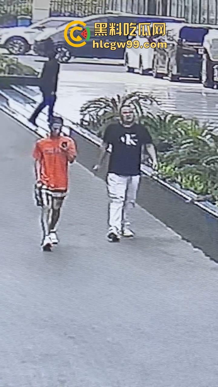 海外大事件！手枪威胁不管用，后面紧急调AK兄弟出来镇场面？柬埔寨还真乱，亡命之徒也真不怕死。-13