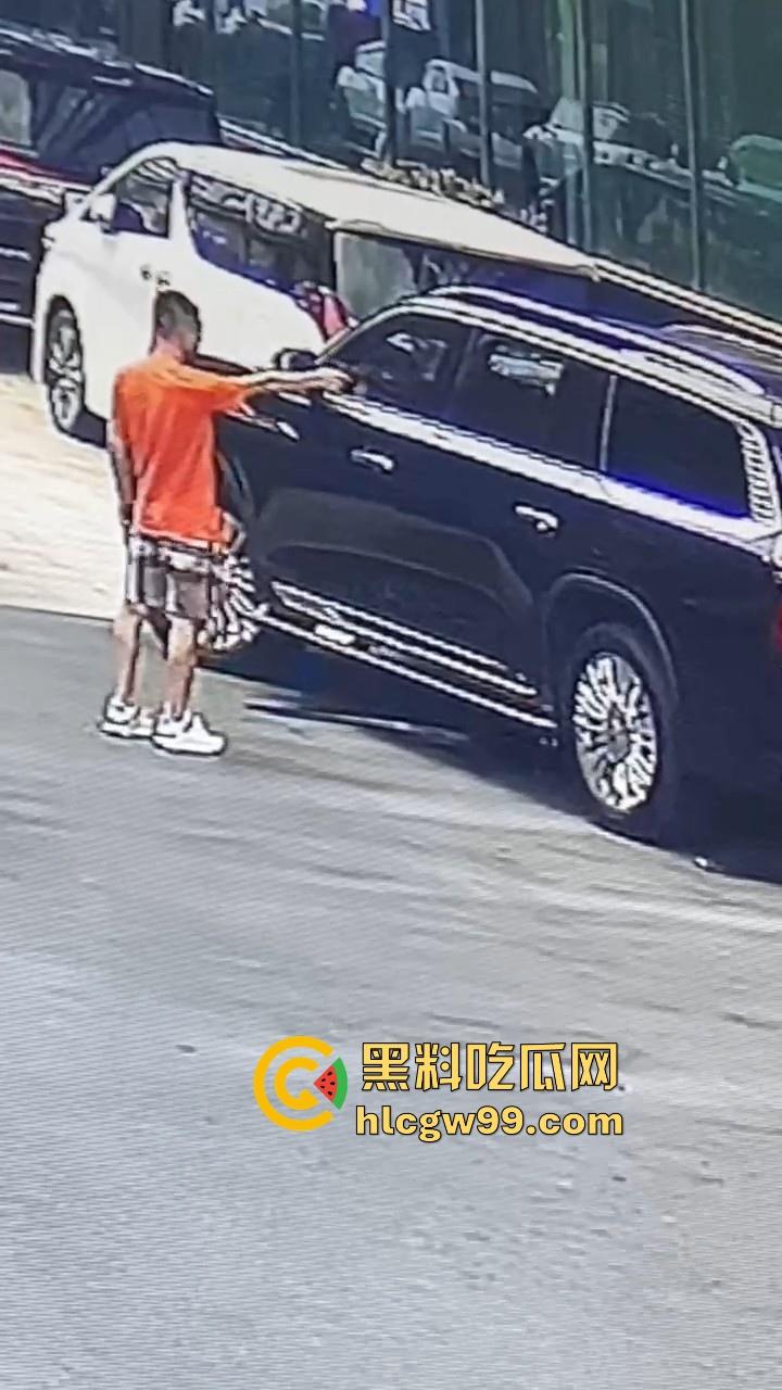 海外大事件！手枪威胁不管用，后面紧急调AK兄弟出来镇场面？柬埔寨还真乱，亡命之徒也真不怕死。-14