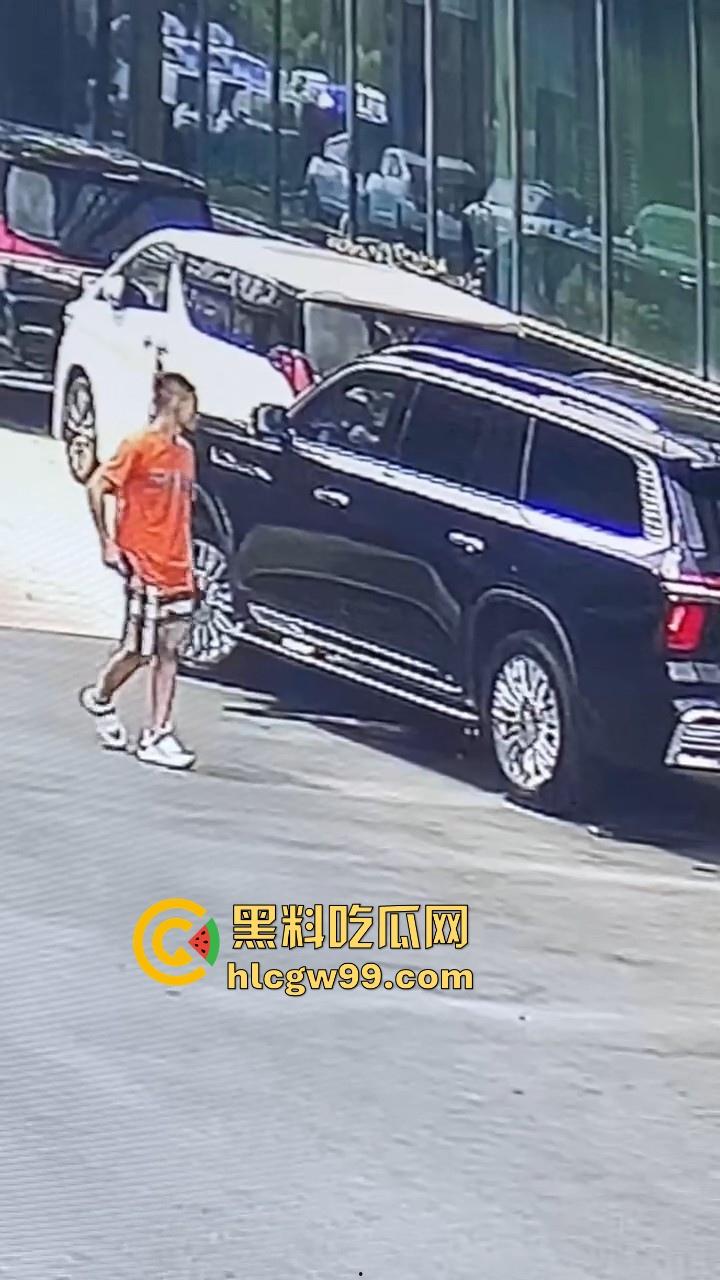 海外大事件！手枪威胁不管用，后面紧急调AK兄弟出来镇场面？柬埔寨还真乱，亡命之徒也真不怕死。-16