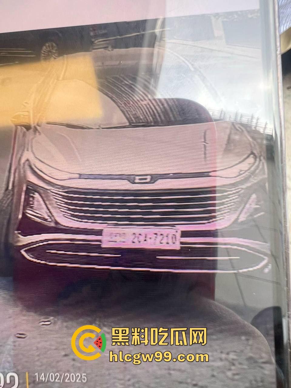 海外大事件！手枪威胁不管用，后面紧急调AK兄弟出来镇场面？柬埔寨还真乱，亡命之徒也真不怕死。-17