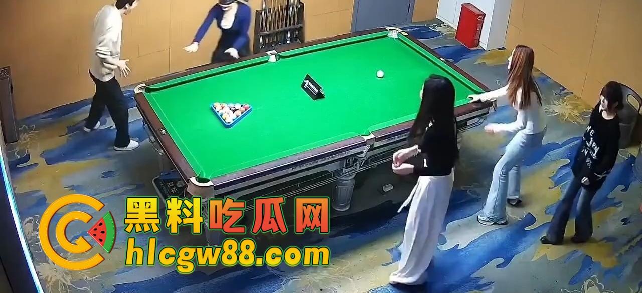 有钱人的快乐我们想象不到,陪玩8连发包厢猫抓人,1W充卡一杆球没打,全程不打球只玩女的!-11