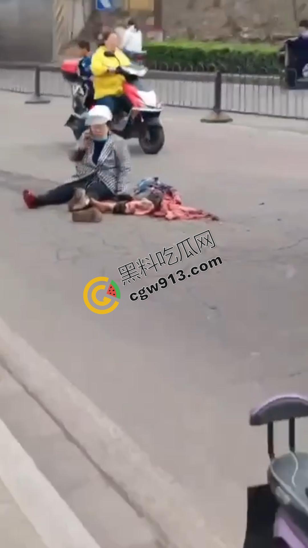 山西孝义发生惨烈车祸:老人骑电动车载孙子与垃圾车相撞,一死一伤震撼全场,现场怵目惊心,小编也被吓得腿软-3