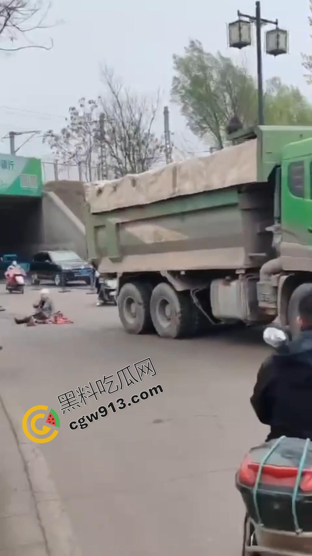 山西孝义发生惨烈车祸:老人骑电动车载孙子与垃圾车相撞,一死一伤震撼全场,现场怵目惊心,小编也被吓得腿软-4