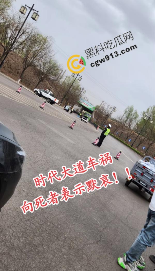 山西孝义发生惨烈车祸:老人骑电动车载孙子与垃圾车相撞,一死一伤震撼全场,现场怵目惊心,小编也被吓得腿软-5